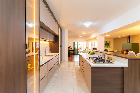 Casa à venda com 300m², 5 quartos e 4 vagasCozinha 