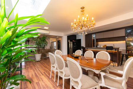Casa à venda com 300m², 5 quartos e 4 vagasSala