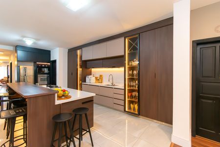 Casa à venda com 300m², 5 quartos e 4 vagasCozinha 