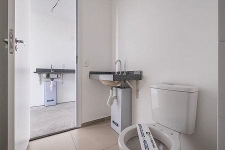 Banheiro de kitnet/studio à venda com 1 quarto, 26m² em Pinheiros, São Paulo