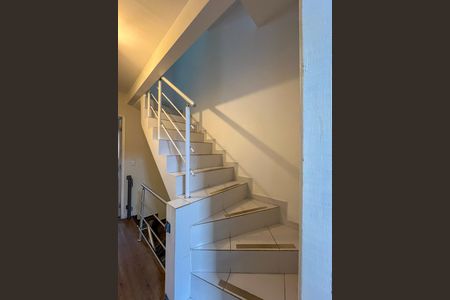 Casa de condomínio à venda com 120m², 3 quartos e 2 vagasEscada 2