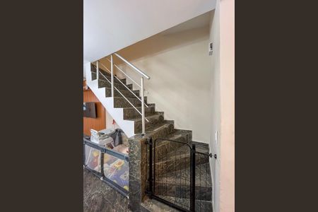 Casa de condomínio à venda com 120m², 3 quartos e 2 vagasEscada 1