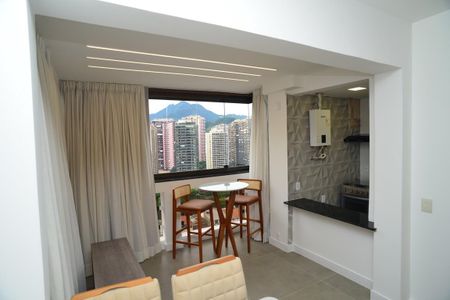 Sala de apartamento para alugar com 1 quarto, 52m² em Barra da Tijuca, Rio de Janeiro