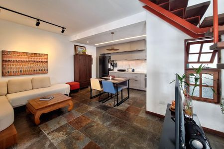 Sala de casa de condomínio à venda com 2 quartos, 81m² em Itaipu, Niterói