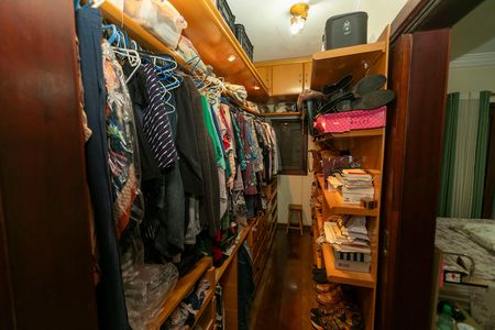 Casa de condomínio à venda com 415m², 4 quartos e 4 vagasCLOSET