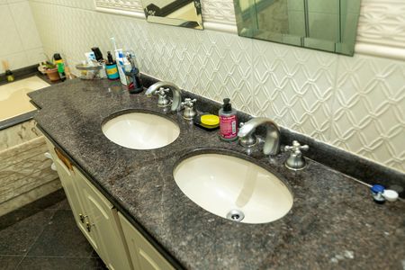 Casa de condomínio à venda com 415m², 4 quartos e 4 vagasBANHEIRO SUITE