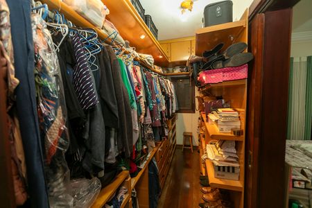 Casa de condomínio à venda com 415m², 4 quartos e 4 vagasCLOSET