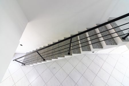 Casa de condomínio para alugar com 400m², 4 quartos e 4 vagasEscada