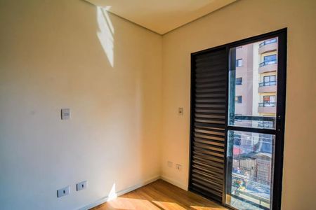 Apartamento à venda com 106m², 3 quartos e 1 vagaParede branca com luz solar entrando pela janela, com vista para a rua e edifícios ao redor.