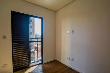 Apartamento à venda com 106m², 3 quartos e 1 vagaParede branca com janela de vidro e persianas de madeira, vista para a cidade.