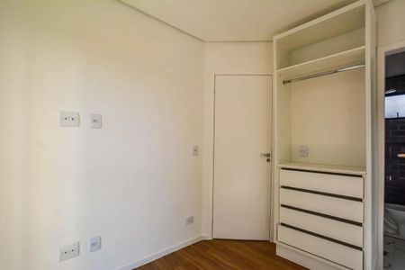 Apartamento à venda com 106m², 3 quartos e 1 vagaQuarto com móveis brancos e iluminação natural, com uma porta e um armário com gavetas e prateleiras.