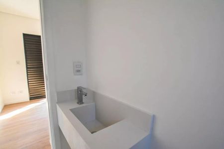 Apartamento à venda com 106m², 3 quartos e 1 vagaBanheiro com pia e torneira de cobre, com iluminação natural e madeira no chão.