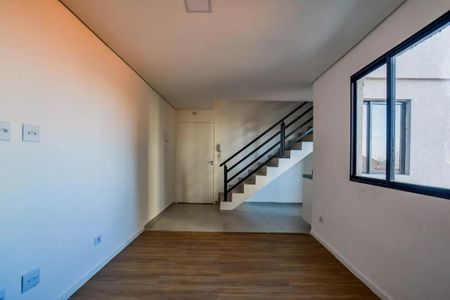 Apartamento à venda com 106m², 3 quartos e 1 vagaCasa com sala de estar e escada, com iluminação natural e acabamento em madeira.