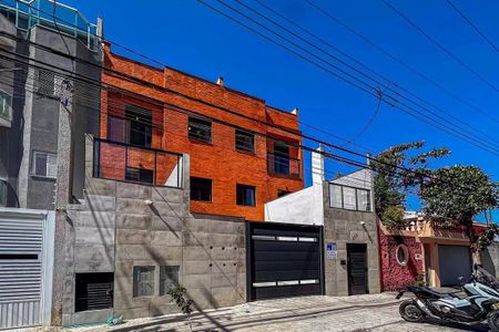 Apartamento à venda com 106m², 3 quartos e 1 vagaEdifício de apartamentos com fachada em tijolos e janelas em madeira.