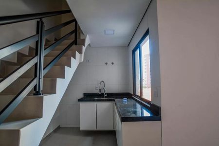Apartamento à venda com 106m², 3 quartos e 1 vagaEscada interna com balcão e janela, iluminada por luz natural e artificial.