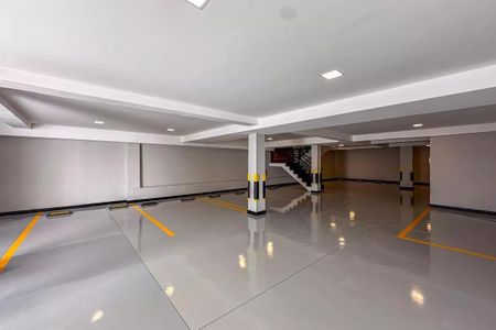 Apartamento à venda com 106m², 3 quartos e 1 vagaPiso de concreto branco e iluminado com luzes de teto, com uma escada em madeira no fundo.