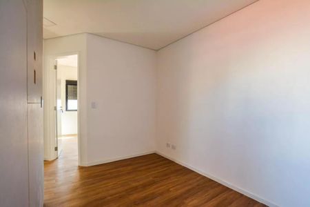 Apartamento à venda com 106m², 3 quartos e 1 vagaCâmara com piso de madeira e paredes brancas, com uma porta aberta para outra sala.