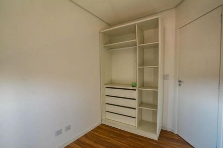 Apartamento à venda com 106m², 3 quartos e 1 vagaCupboard with drawers and shelves, empty and clean, in a white room.