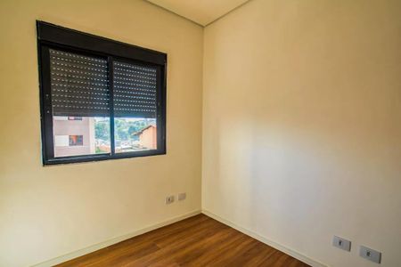 Apartamento à venda com 106m², 3 quartos e 1 vagaJanela com persianas de madeira e vista para a rua e o jardim.