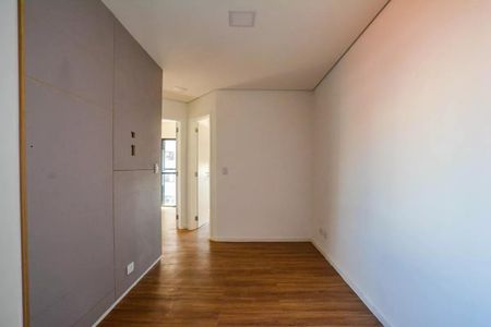 Apartamento à venda com 106m², 3 quartos e 1 vagaParede com gavetas e porta de vidro, com vista para a rua.