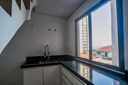 Apartamento à venda com 106m², 3 quartos e 1 vagaCozinha com piso de porcelanato, balcão de granito e janela grande, com vista para a cidade.