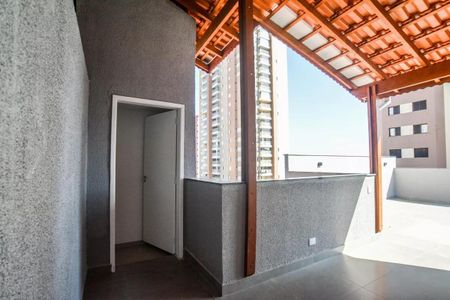 Apartamento à venda com 106m², 3 quartos e 1 vagaVaranda com vista para a cidade, com piso de cerâmica e cobertura de madeira.