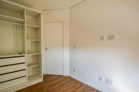 Apartamento à venda com 106m², 3 quartos e 1 vagaCuarto com armário e prateleiras, sem mobiliário, com piso de madeira e iluminação natural.