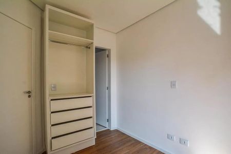 Apartamento à venda com 106m², 3 quartos e 1 vagaCuarto com armário e porta de entrada, com piso de madeira e iluminação natural.