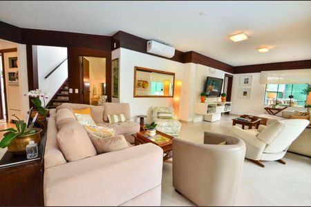 Casa para alugar com 315m², 6 quartos e 4 vagas Casa para alugar com 315m², 6 quartos e 4 vagasSala