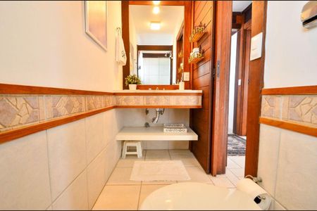 Casa para alugar com 315m², 6 quartos e 4 vagas Casa para alugar com 315m², 6 quartos e 4 vagasBanheiro