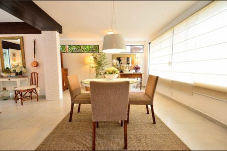 Casa para alugar com 315m², 6 quartos e 4 vagas Casa para alugar com 315m², 6 quartos e 4 vagasSala