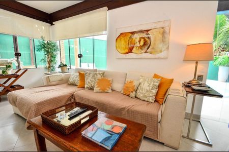 Casa para alugar com 315m², 6 quartos e 4 vagas Casa para alugar com 315m², 6 quartos e 4 vagasSala