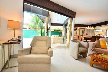 Casa para alugar com 315m², 6 quartos e 4 vagas Casa para alugar com 315m², 6 quartos e 4 vagasSala