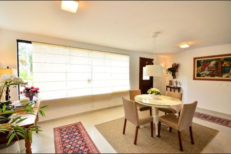 Casa para alugar com 315m², 6 quartos e 4 vagas Casa para alugar com 315m², 6 quartos e 4 vagasSala