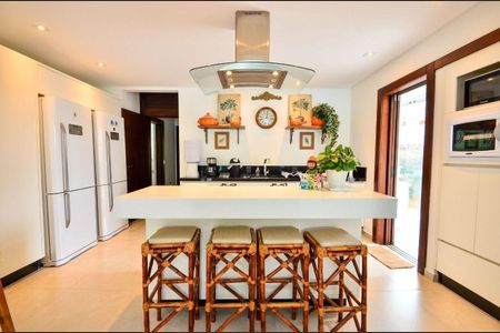 Casa para alugar com 315m², 6 quartos e 4 vagas Casa para alugar com 315m², 6 quartos e 4 vagasCozinha