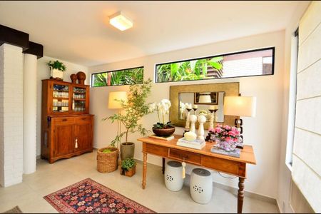 Casa para alugar com 315m², 6 quartos e 4 vagas Casa para alugar com 315m², 6 quartos e 4 vagasSala