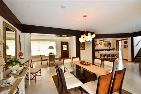 Casa para alugar com 315m², 6 quartos e 4 vagas Casa para alugar com 315m², 6 quartos e 4 vagasSala