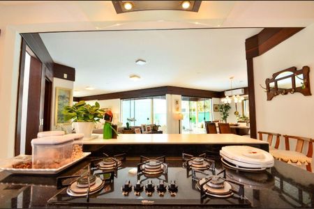 Casa para alugar com 315m², 6 quartos e 4 vagas Casa para alugar com 315m², 6 quartos e 4 vagasCozinha