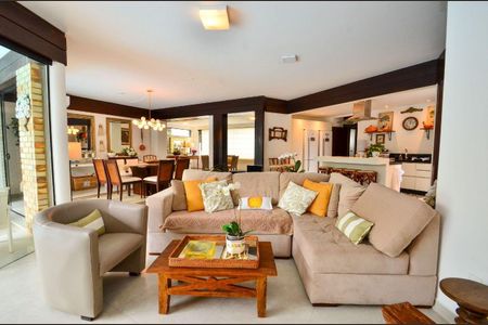 Casa para alugar com 315m², 6 quartos e 4 vagas Casa para alugar com 315m², 6 quartos e 4 vagasSala