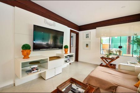 Casa para alugar com 315m², 6 quartos e 4 vagas Casa para alugar com 315m², 6 quartos e 4 vagasSala