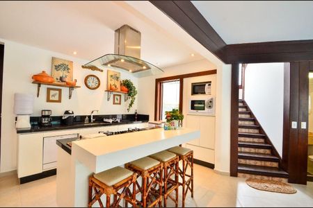 Casa para alugar com 315m², 6 quartos e 4 vagas Casa para alugar com 315m², 6 quartos e 4 vagasCozinha