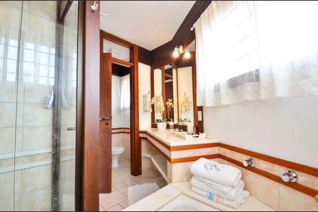 Casa para alugar com 315m², 6 quartos e 4 vagas Casa para alugar com 315m², 6 quartos e 4 vagasBanheiro