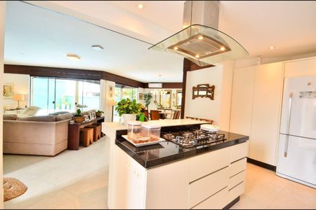 Casa para alugar com 315m², 6 quartos e 4 vagas Casa para alugar com 315m², 6 quartos e 4 vagasCozinha