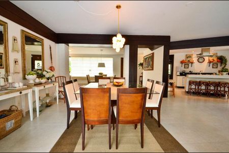 Casa para alugar com 315m², 6 quartos e 4 vagas Casa para alugar com 315m², 6 quartos e 4 vagasSala