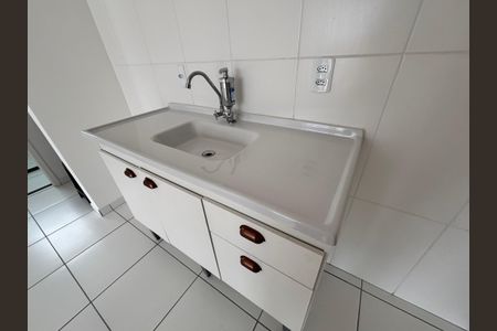 Cozinha de apartamento para alugar com 2 quartos, 40m² em Jardim Maringa, São Paulo