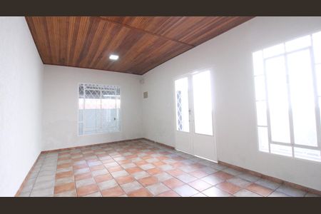 Casa para alugar com 130m², 2 quartos e 2 vagasSala