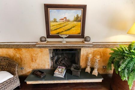 Casa à venda com 380m², 4 quartos e 3 vagasDetalhe - Sala 1 (lareira)