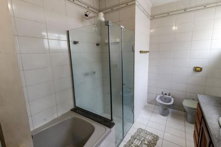 Casa à venda com 380m², 4 quartos e 3 vagasBanheiro da Suíte 2 - chuveiro