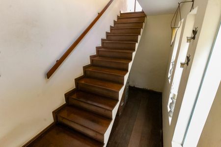 Casa à venda com 380m², 4 quartos e 3 vagasEscada acesso 