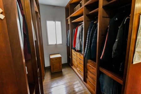 Casa à venda com 380m², 4 quartos e 3 vagasCloset da suíte 2